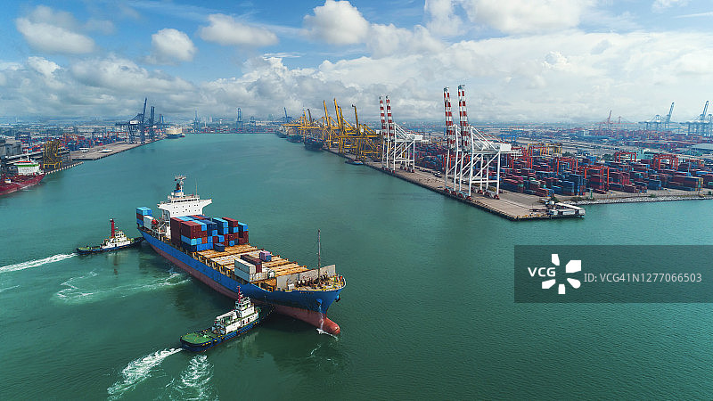 拖船将集装箱货船拖至码头商业港口装货，用于商业物流进出口货运航拍图片素材