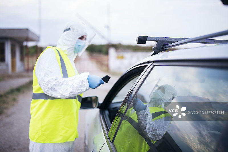 疾病预防控制中心人员在新冠疫情期间检查乘客的体温和传染病，边境管制图片素材