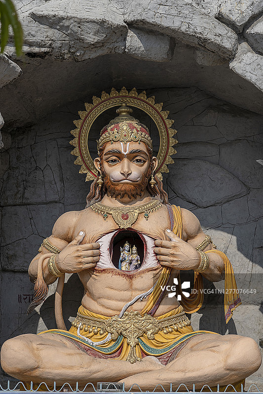 恒河畔的哈努曼雕像，印度瑞诗凯诗的印度教圣地图片素材