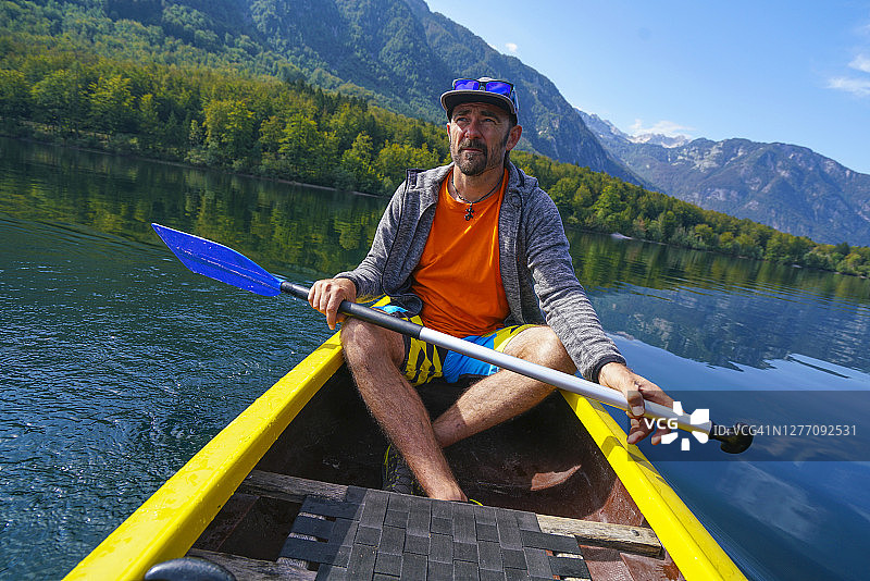 疫情期间男子在博希尼湖上划独木舟图片素材