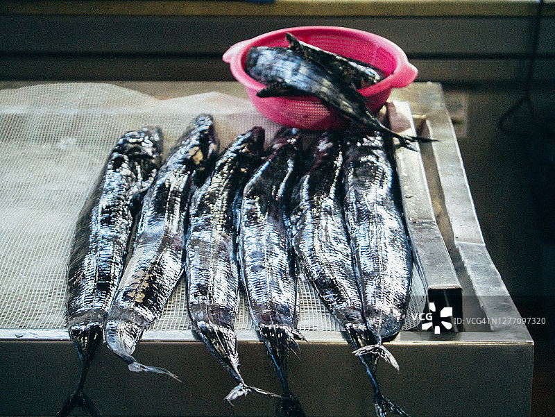 市场上的黑 scabbardfish图片素材
