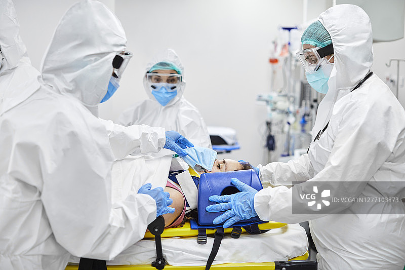 医疗工作者团队在医院为女病人做手术图片素材