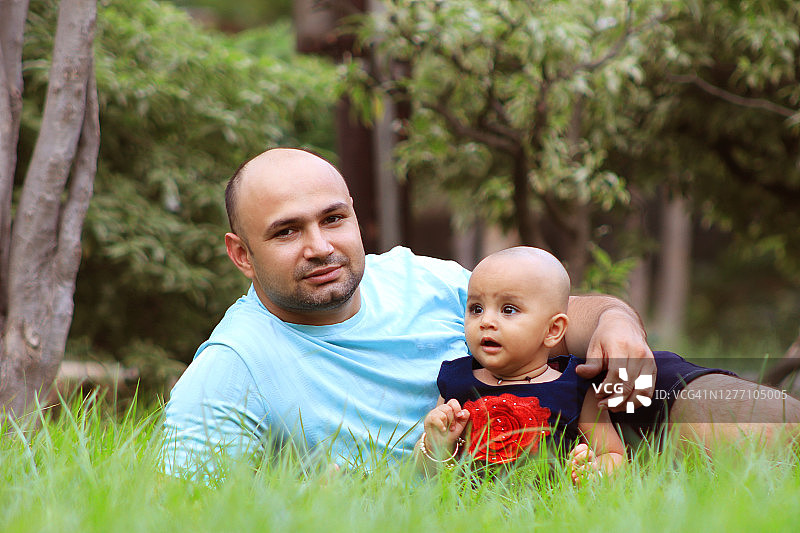 父亲和女婴图片素材