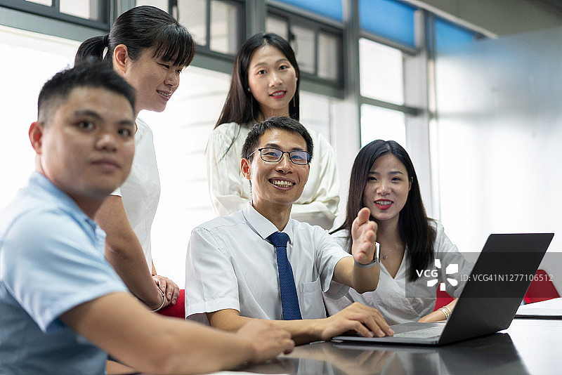 商人邀请人们加入图片素材