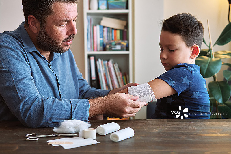 父子学习急救知识图片素材
