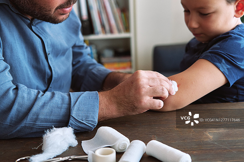 父子学习急救知识图片素材