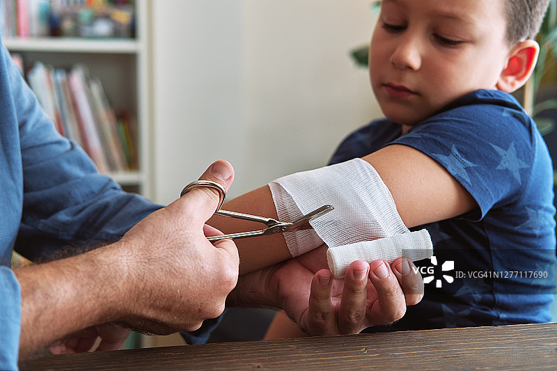 父子学习急救知识图片素材