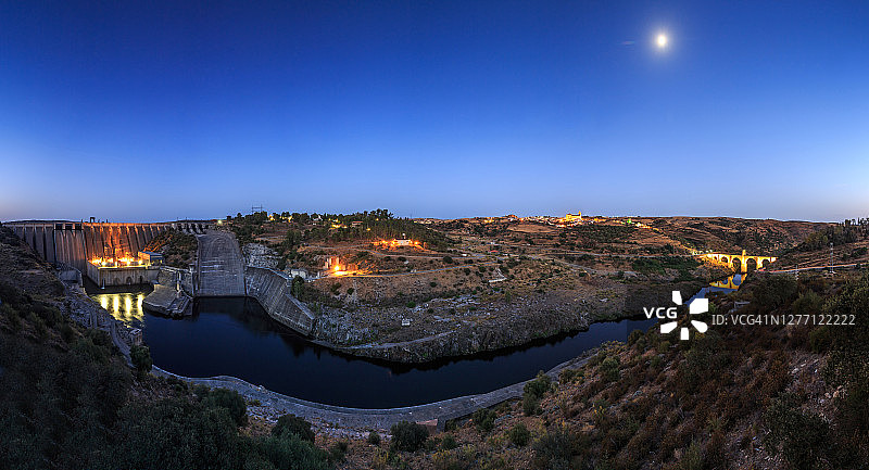 蓝色时刻的阿尔坎塔拉全景（西班牙）图片素材