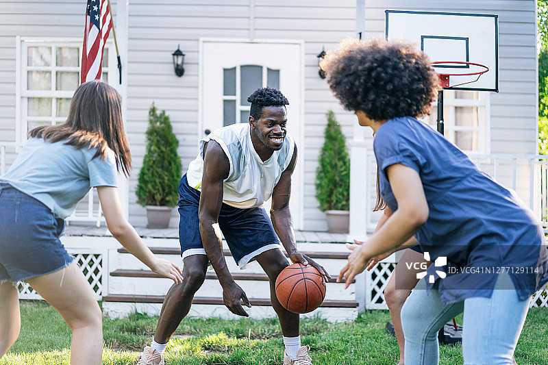 朋友们在房子前打篮球图片素材