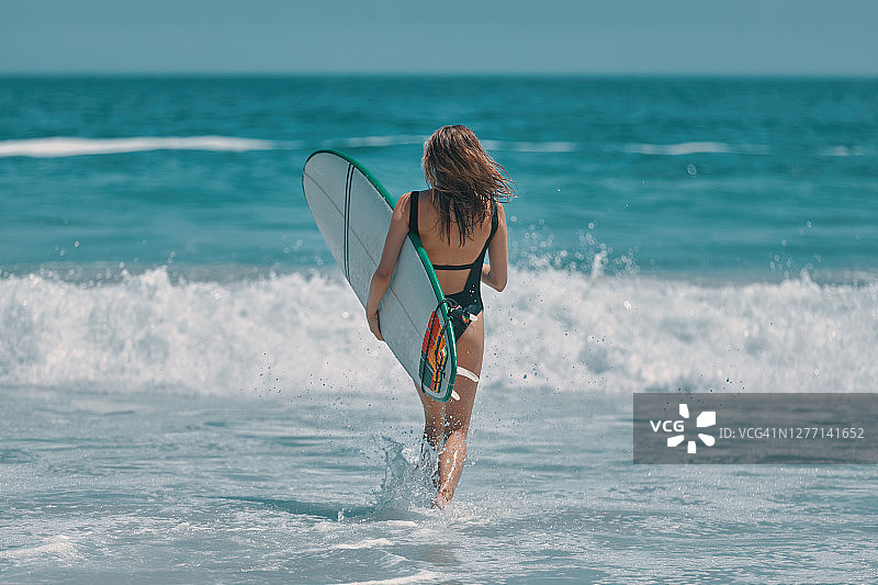 踏上滑板，享受夏日图片素材