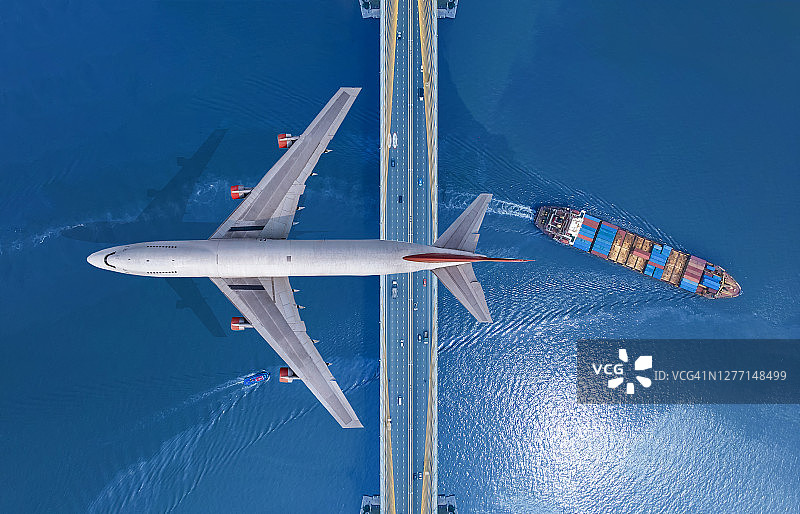 客机飞跃桥梁，货轮行驶于河流之上：疫情后交通运输和商业重建图片素材