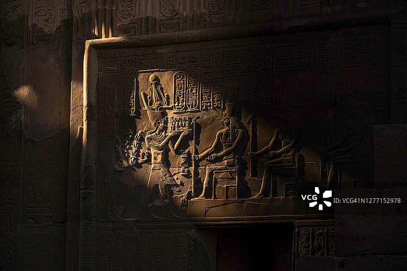 埃及神和墙上的象形文字图片素材