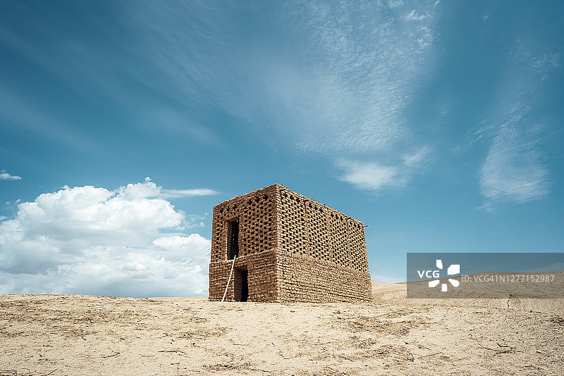 有晾晒葡萄的砖砌房屋图片素材