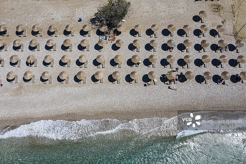 夏季波塔米海滩上的躺椅和遮阳伞图片素材