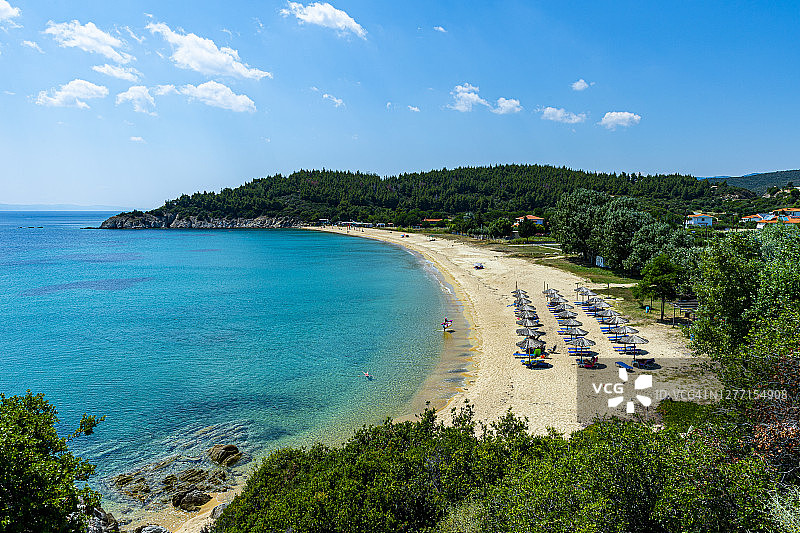 夏季希腊锡索尼亚沙滩上的遮阳伞和躺椅图片素材