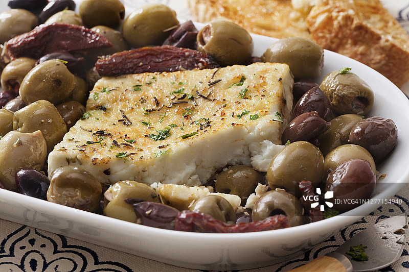 烤羊乳酪配橄榄、大蒜和晒干的西红柿图片素材