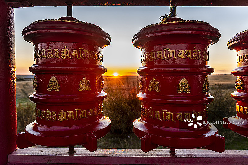 俄罗斯卡尔梅克共和国格登谢珠科尔林寺祈祷轮日落景观图片素材