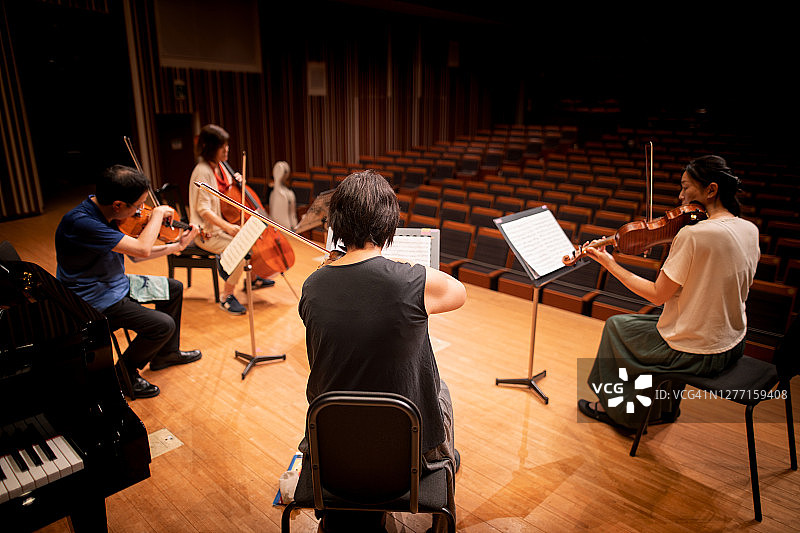 在古典音乐会上演奏小提琴、中提琴和大提琴的音乐人图片素材