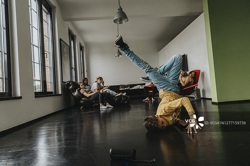 朋友看男孩跳霹雳舞图片素材