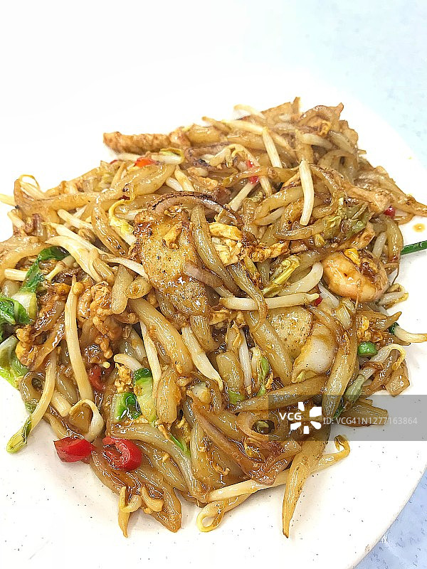 餐桌上的炒米粉图片素材