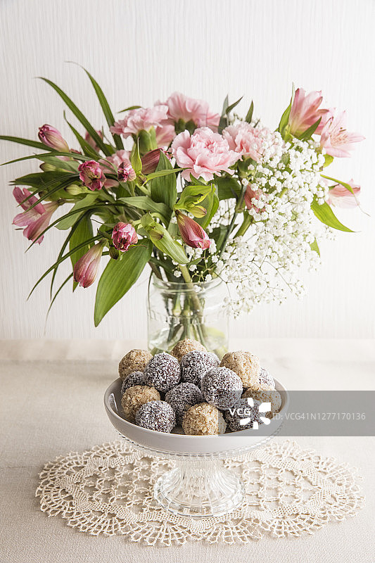 粉色鲜花罐和一碗蛋白球图片素材