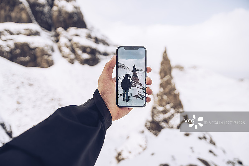 在冬季的斯凯岛用智能手机拍照图片素材