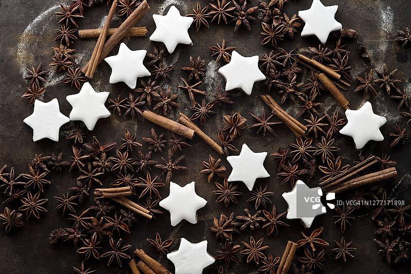 肉桂星饼干、肉桂棒和八角茴香在乡村烤盘上图片素材
