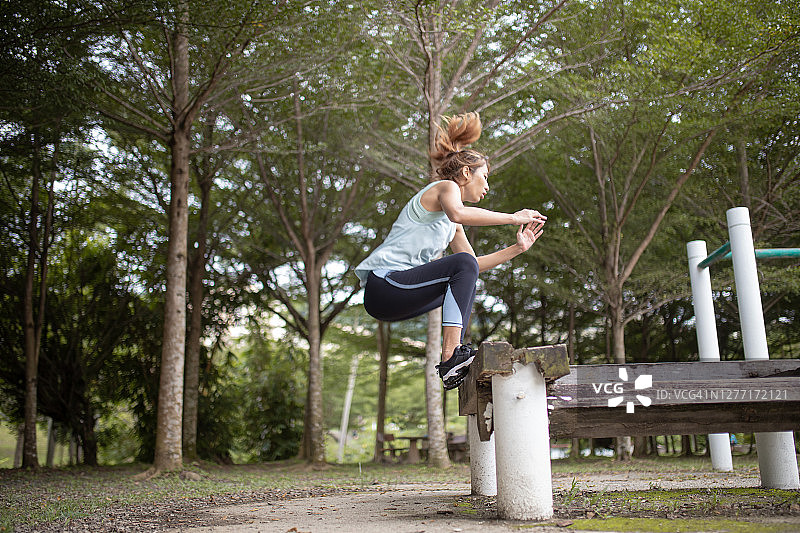 中国妇女在公园锻炼波比跳图片素材