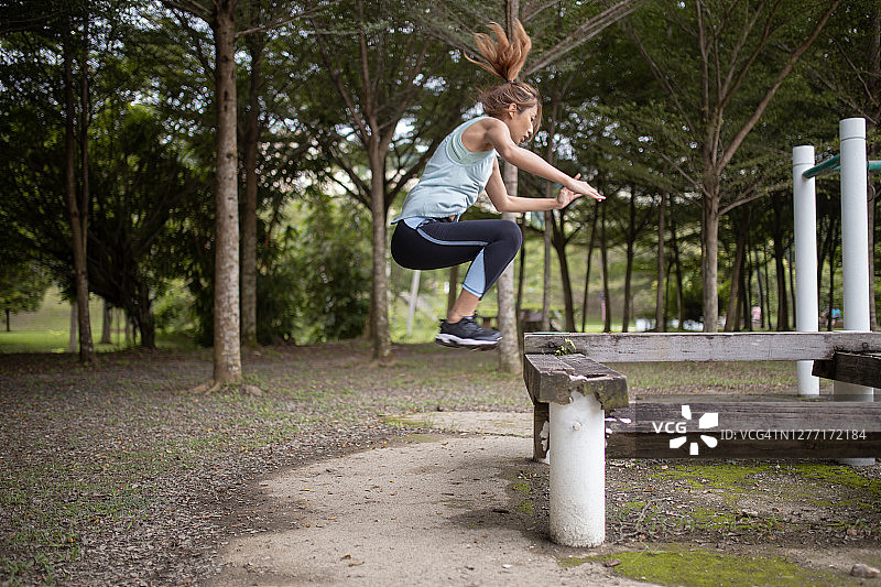 中国妇女在公园锻炼波比跳图片素材