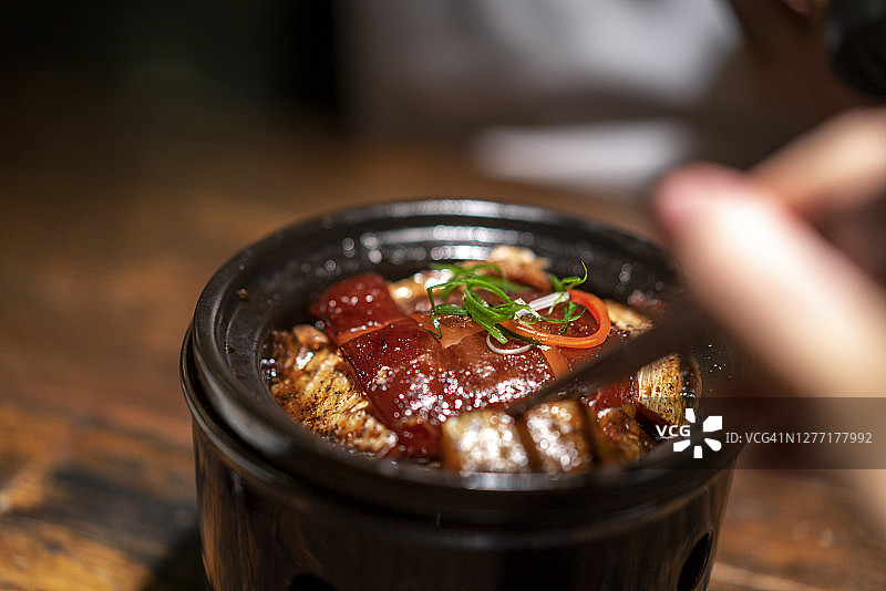 在餐厅吃东坡肉的亚洲男人图片素材