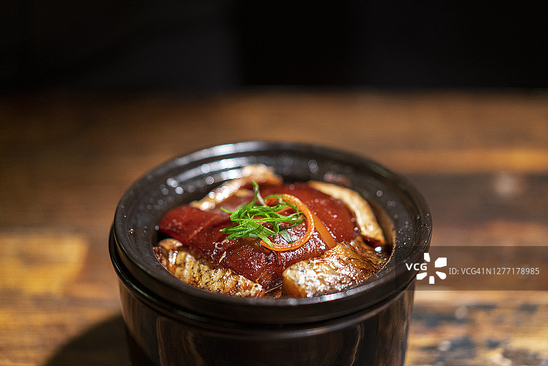 木桌上的东坡肉特写图片素材