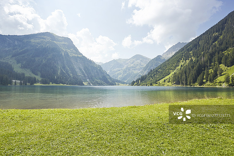 带有湖泊和山脉背景的草地牧场图片素材