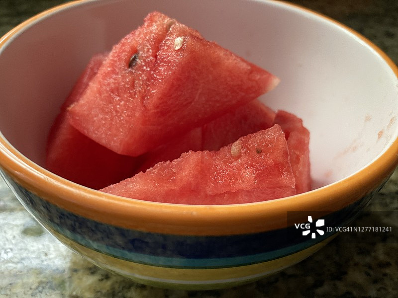 彩色碗里的西瓜块图片素材