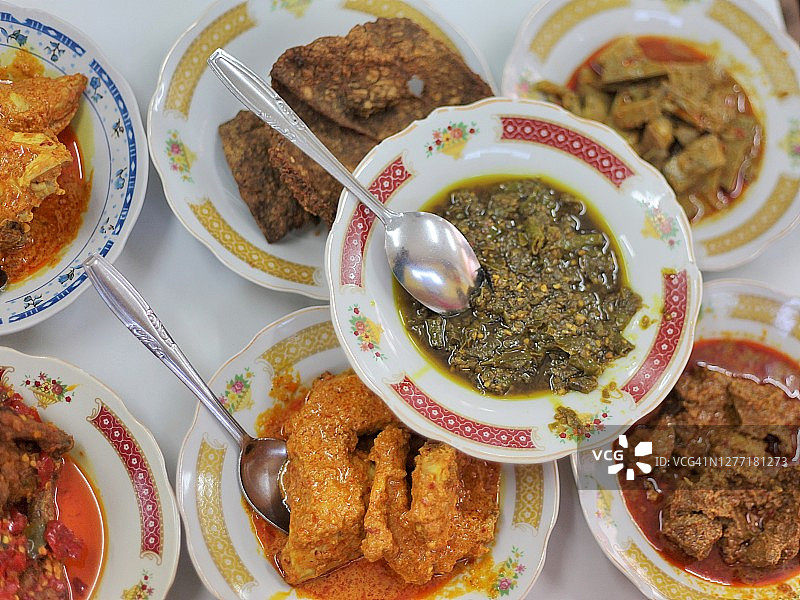 桌子上传统辛辣的印尼巴东菜肴俯视图图片素材
