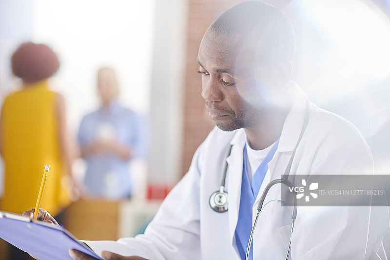 医生在诊所里做笔记图片素材