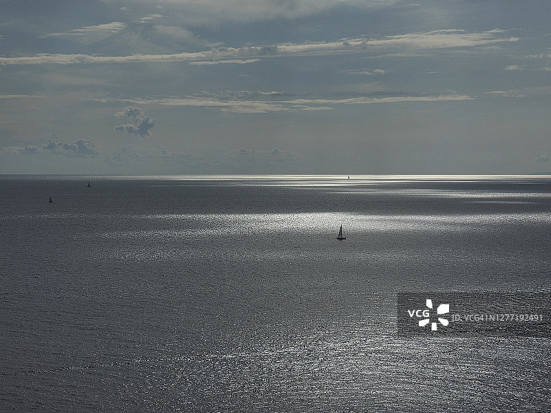 科西嘉博尼法乔附近的两个帆船，傍晚时分图片素材