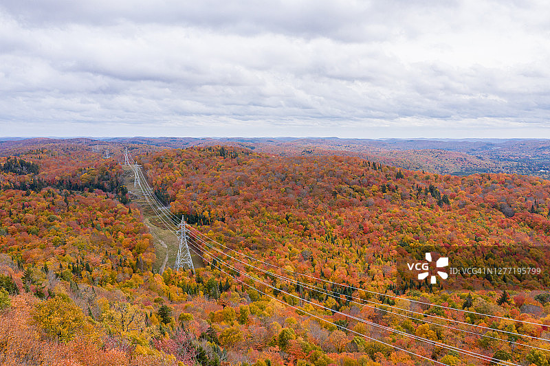 劳伦琴山脉秋季景观和电力线路航拍图片素材