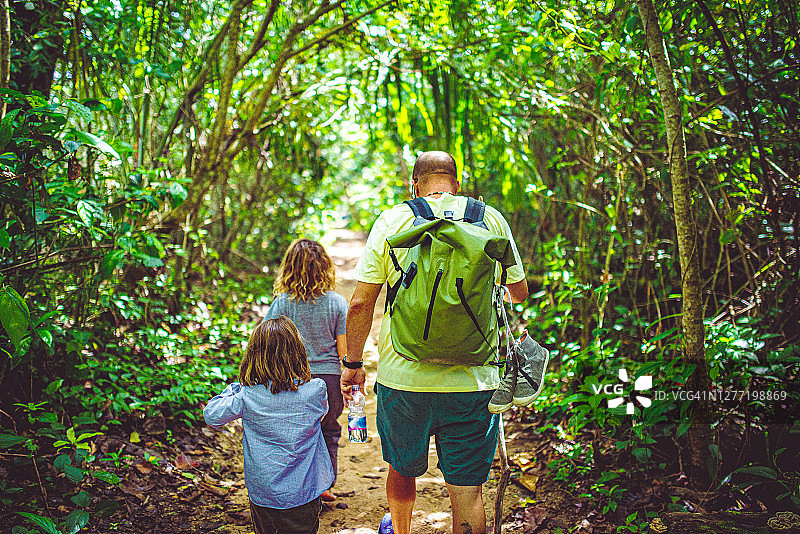 一家人在茂密的森林中徒步旅行图片素材
