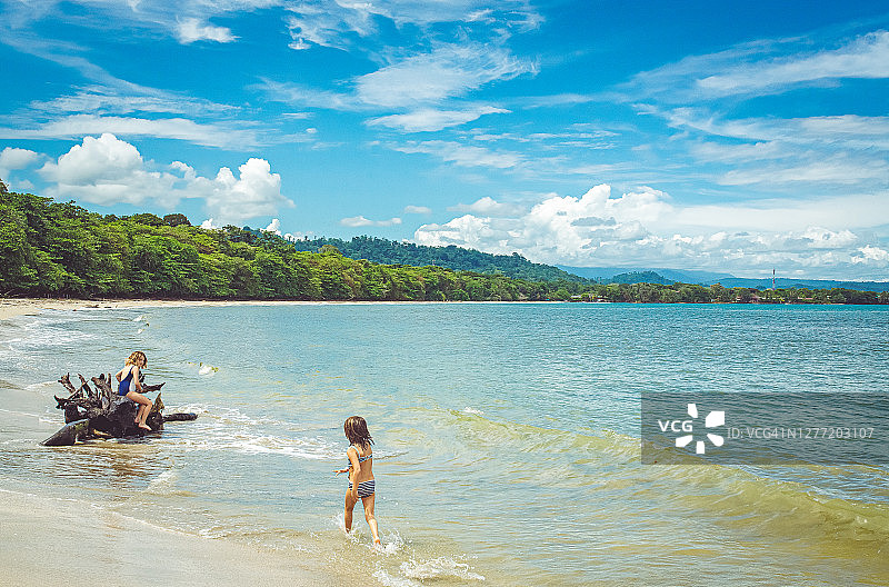 在荒凉的田园海滩上的儿童图片素材