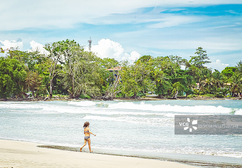 哥斯达黎加田园海滩上的儿童图片素材