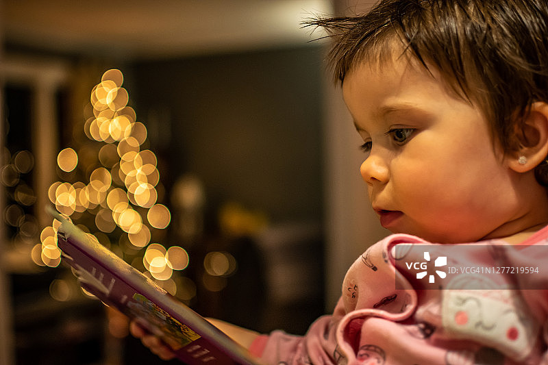 庆祝圣诞节的幼儿图片素材