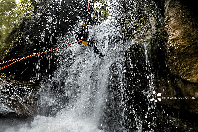在极限峡谷探险中绳降瀑布图片素材