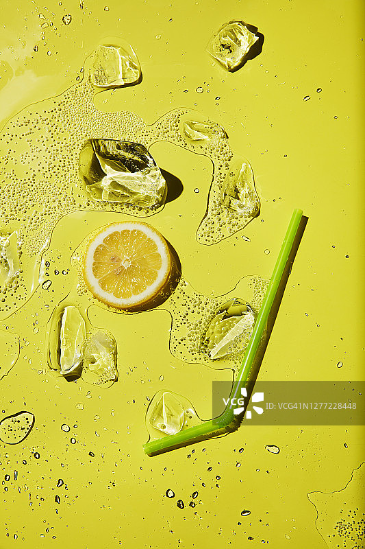 黄色背景上的柠檬汽水图片素材