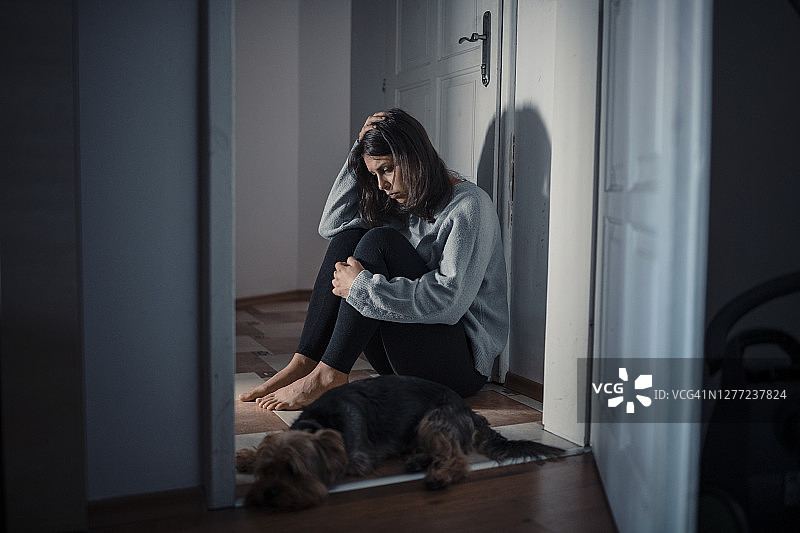 精神崩溃中患有精神疾病的女人图片素材