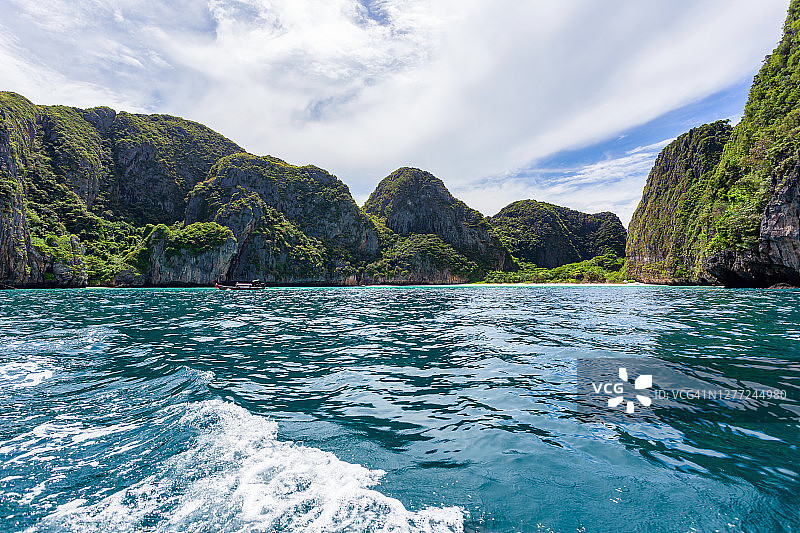 阳光明媚的皮皮岛玛雅湾美丽热带海岛海湾图片素材