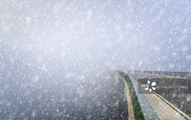 清晨雾中的消失的桥梁图片素材