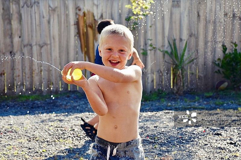 儿童水球大战图片素材