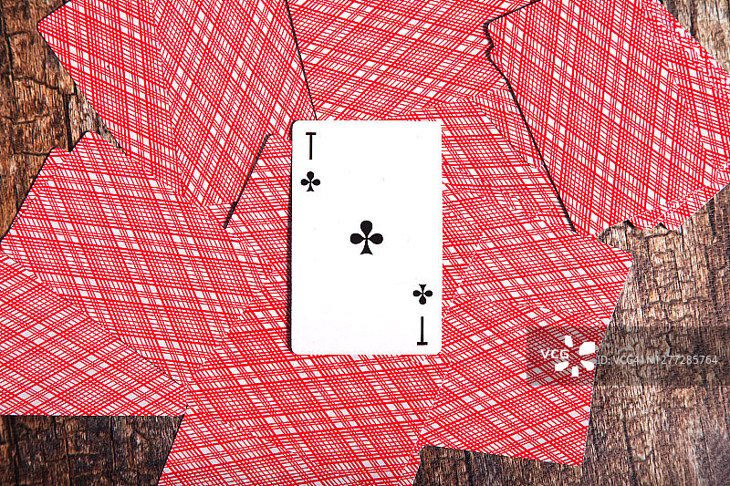 散落在桌子上的扑克牌图片素材