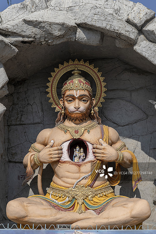 恒河畔的哈努曼雕像，印度瑞诗凯诗的印度教圣地图片素材