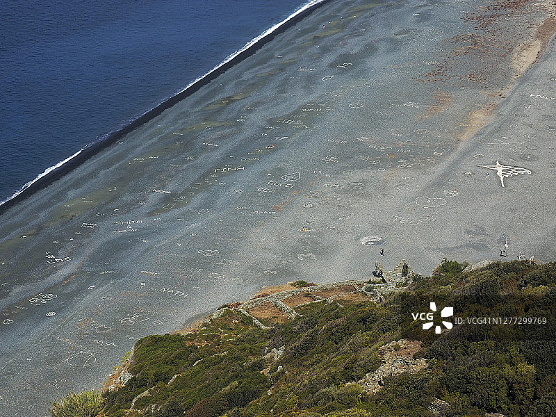 科西嘉岛农扎黑海滩的俯视角度图片素材